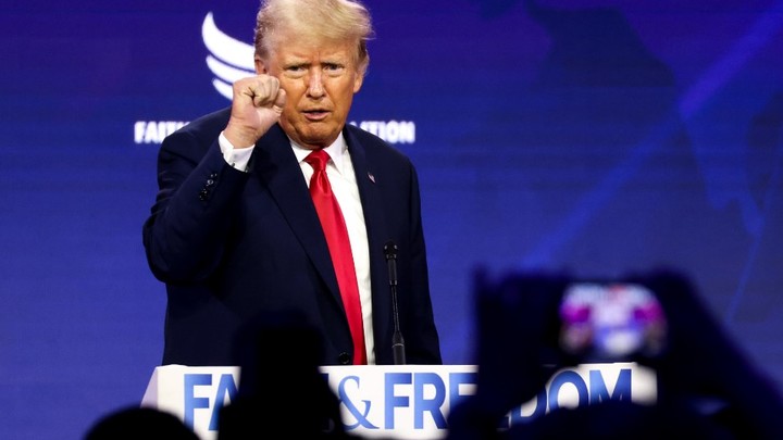 Чем скорее, тем лучше: Трампа пытаются посадить перед выборами - Захарова