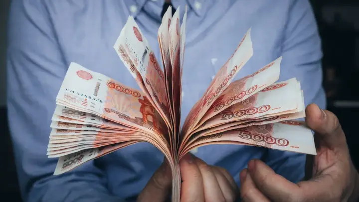 Так надёжнее: 15% жителей России хранят все накопления наличкой «под матрасом»