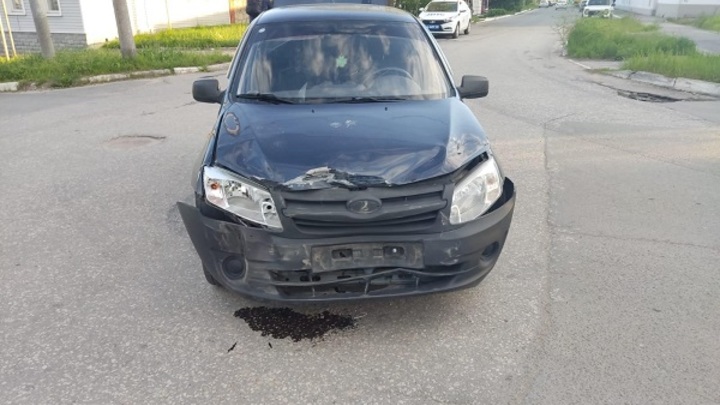 Невнимательный водитель в Самарской области отправил в больницу молодого человека с ребенком