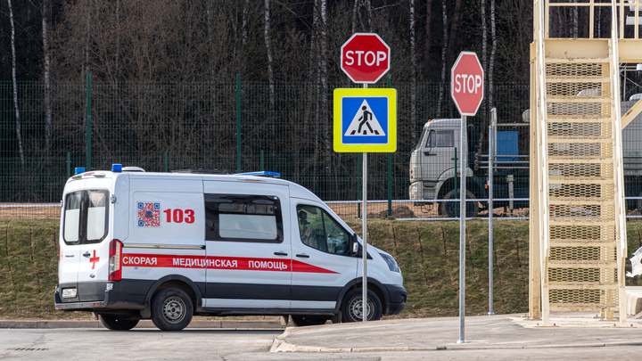 В Краснодаре водитель на «золотом» BMW снес столб