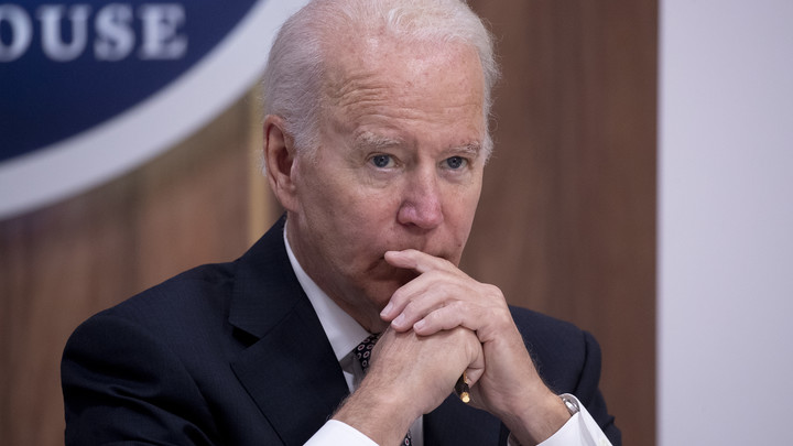 Байден бросился к саудитам из-за нефтяной победы России: Любовь из-под палки высмеял эксперт