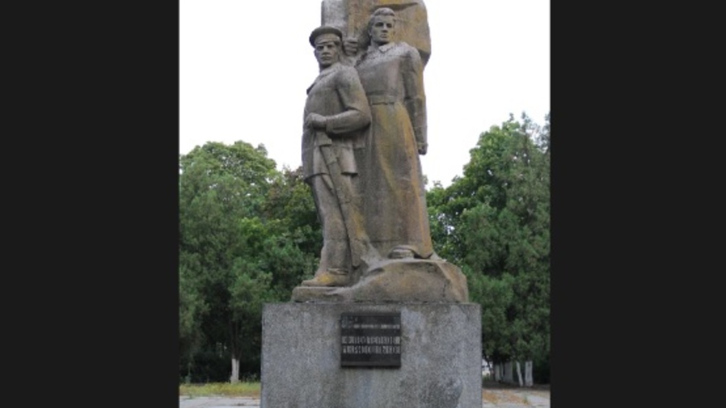 Памятник красным революционерам. Памятник красной женщине. Обелиск красная звезда сыктывкар. Памятники из камень империал ред красный. Памятники из красного гранита дымовского.