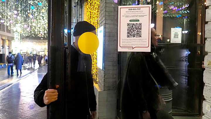 Рестораторы бунтуют против QR-кодов. Чиновники в ответ грозят крематориями