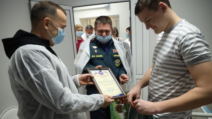 Шумков приехал в палату к подростку, спасшему семью из горящего дома