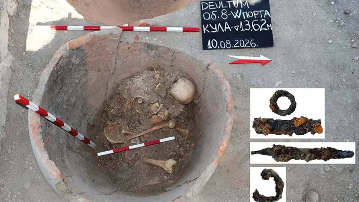 Внутри огромного римского сосуда нашли скелет мужчины с ножами