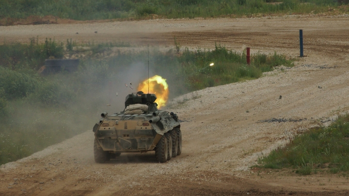 Бронетранспортер загорелся в Бердске во время военной реконструкции в День Победы