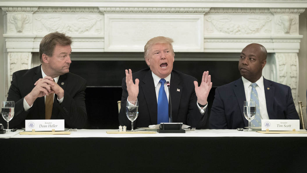Трампу вручили на подпись санкции против России, Ирана и Северной Кореи Трампу вручили на подпись санкции против России, Ирана и Северной Кореи