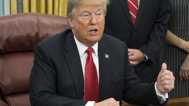 Американский пастор встал на колени перед Трампом - видео