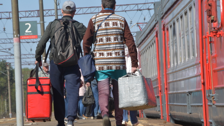 Ждёшь на морозе, утопаешь в сугробах: Русский губернатор инкогнито прокатился в электричке