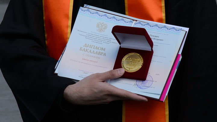Проректор ростовского вуза продавал студентам поддельные справки для быстрого получения дипломов