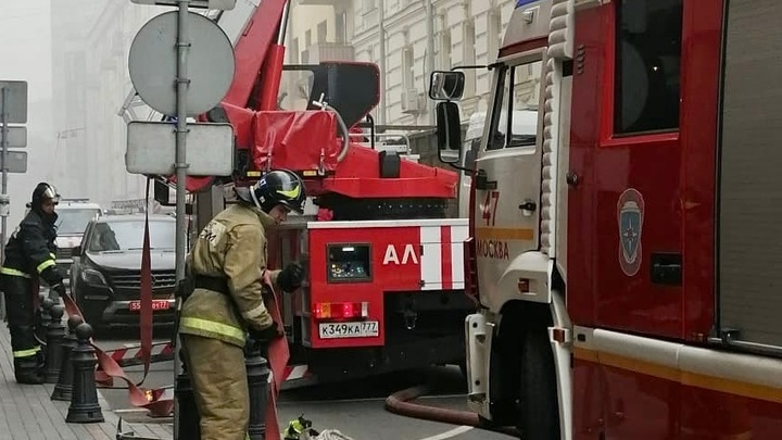 Горим, братцы, горим!: В Москве из-за пожара в коллекторе обесточили более 10 домов