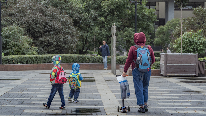 Не любит детей, пусть платит за то, что не любит: Бездетных людей в России хотят обложить налогом