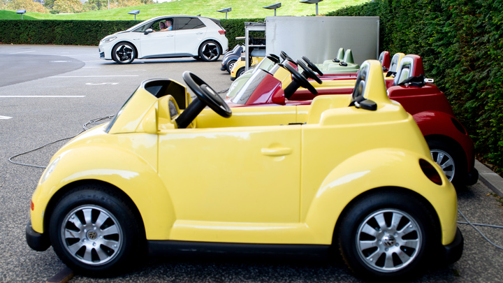 В Анапе продавщица цветов напала на ребёнка, который врезался в неё на электромобиле