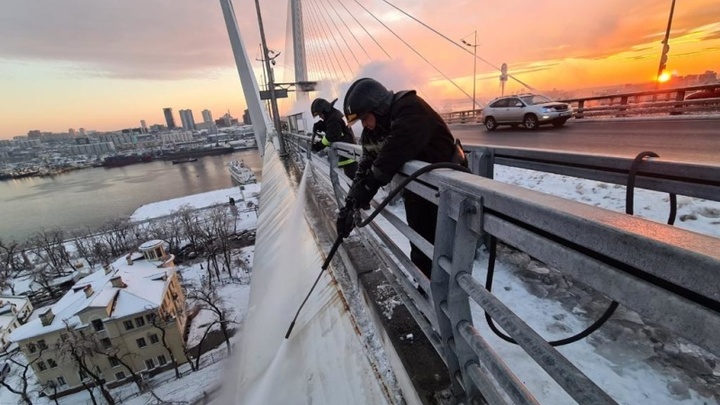 Во Владивостоке на мосту появилась трещина во всю проезжую часть. Специалисты назвали причину ЧП