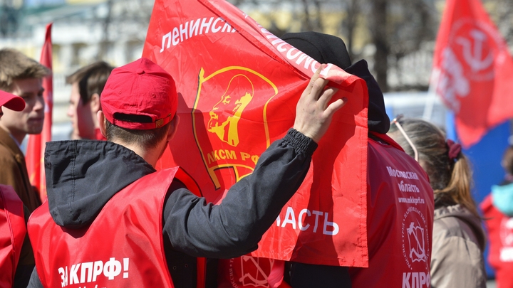 Новосибирских коммунистов оштрафовали за автопробег с флагами