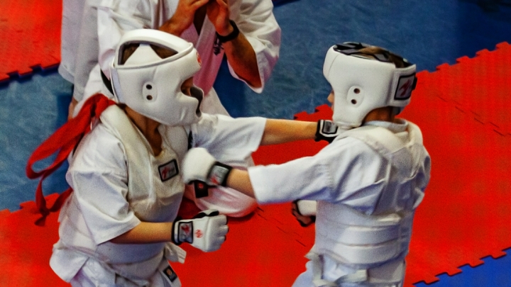 Пожал руку и упал замертво: В Подмосковье шольник-каратист скончался прямо на тренировке