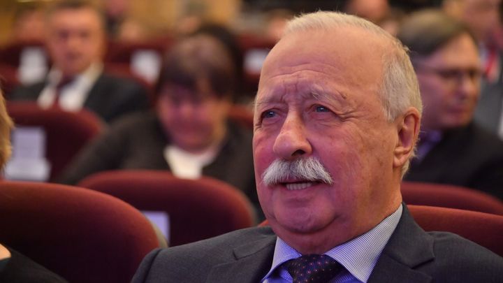 Пробитая каска русского героя едва не довела до беды. Полыхнуло сильно