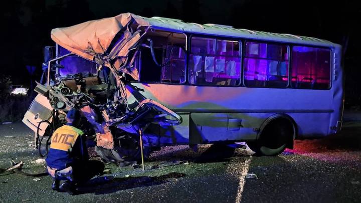 В Свердловской области пассажирский автобус столкнулся с грузовиком