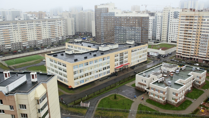 В Екатеринбурге подростки разрушают новый школьный стадион