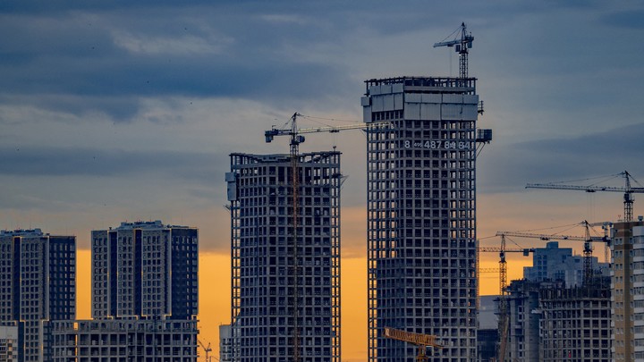 В центре Екатеринбурга ради двух стометровых высоток разморозили долгострой