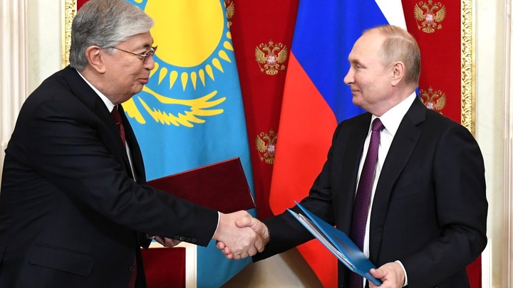 Путин поздравил Токаева с Новым годом, назвав народы России и Казахстана братскими