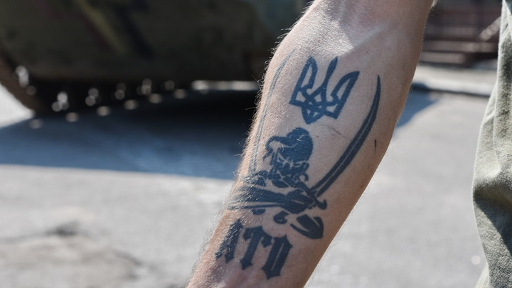 Вырезал свастику и надругался: В Мариуполе нашли изуродованную азовцем* женщину