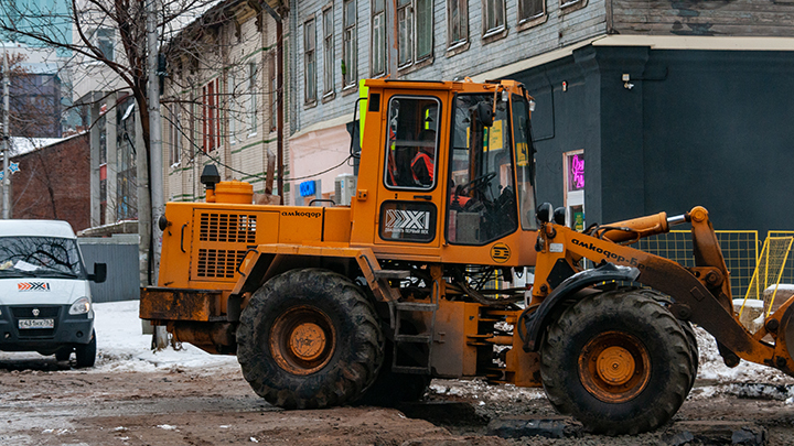 Неизвестное здание строят в метре от жилого дома в Центральном районе Новосибирска