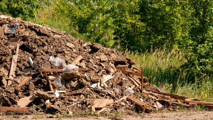Вонь от незаконной свалки больше года мучает жителей Славянска-на-Кубани