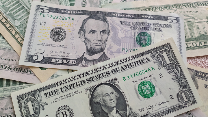Впервые с февраля: Курс доллара резко упал до 65 рублей