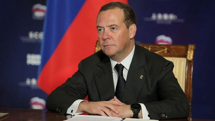 Медведев пропесочил Макрона за слова о роли России на Южном Кавказе: “Ущербное восприятие”
