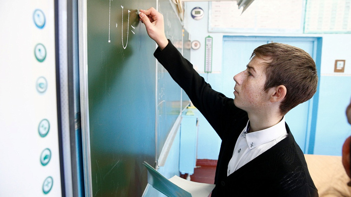 В Усть-Лабинске дети просят вернуть в школу учителя, побившего ремнём двоих учеников