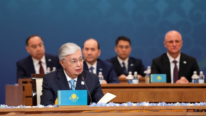 Токаев назвал Россию непобедимой и озвучил способ прекратить конфликт на Украине