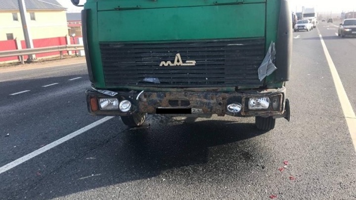На трассе М-5 в Самарской области грузовик протаранил Hyundai. Трое пострадали