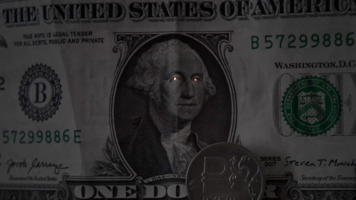 Названа новая красная линия для доллара. Сколько должен стоить рубль