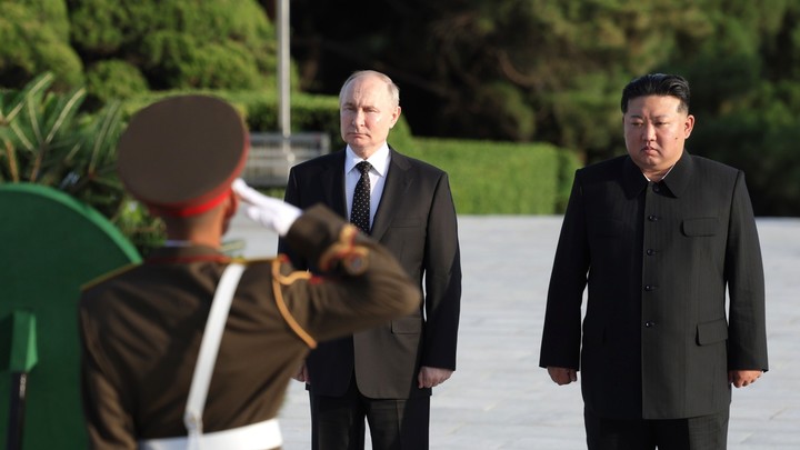 После поездки Путина в КНДР досталось Байдену. Мемы уши в народ: Тут нажимаешь - и Америки нет, а тут дальний свет