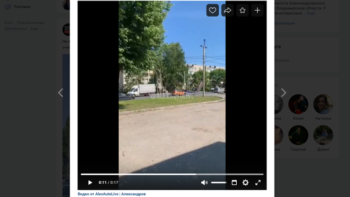 В Александрове столб с баннером ко Дню России упал на автомобиль с пассажирами