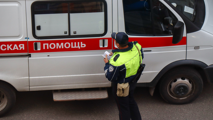 Два мотоциклиста пострадали при столкновении с машиной такси на юго-западе Москвы