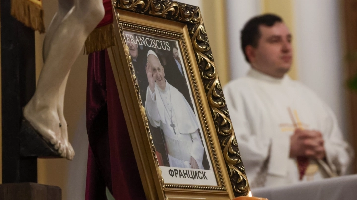 В Ватикане началась траурная месса по папе римскому