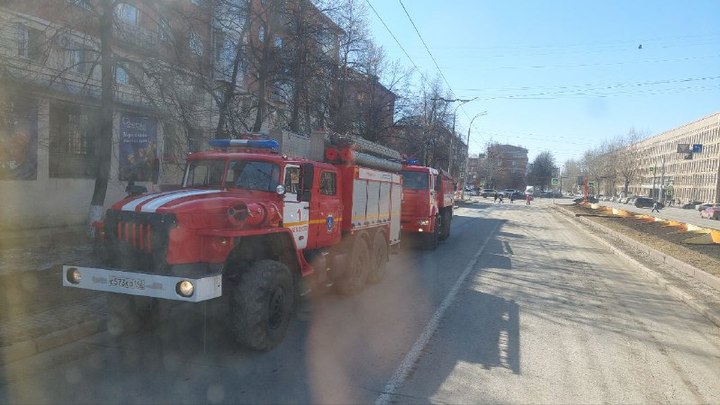 В Кемерове на улице Весенней загорелся многоквартирный дом