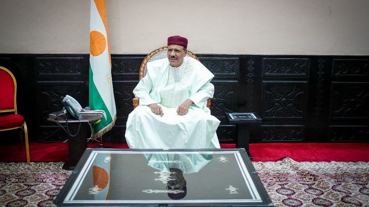 Переворот в Нигере: Свергнутый президент жив и улыбается - появилось фото