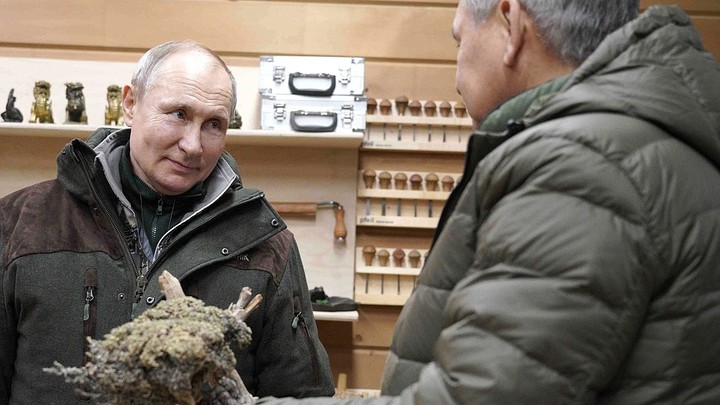 В Кремле дали универсальный ответ на вопрос о ядерном чемоданчике Путина: Где бы ни был