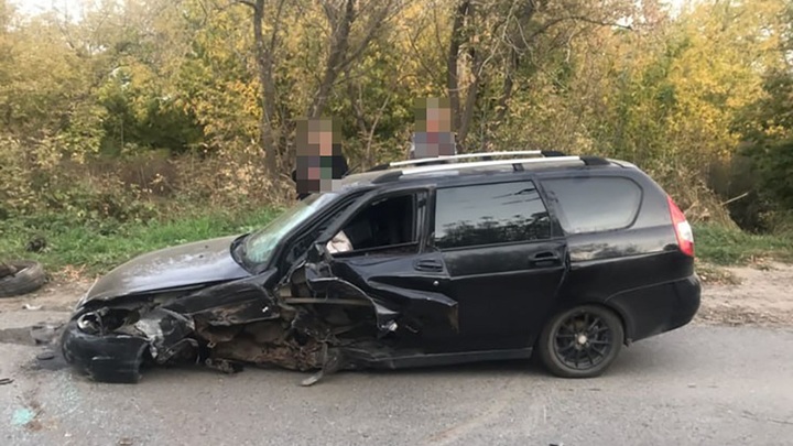 В Сызрани водитель Лады на скорости врезался в столб и попал в больницу