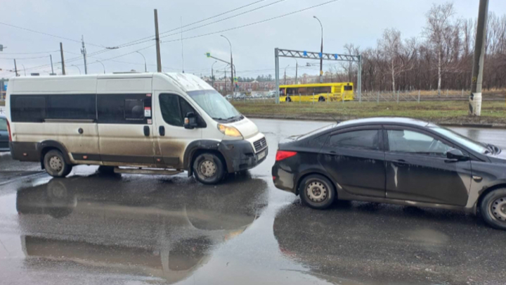 В Тольятти маршрутка протаранила Hyundai. Пострадала женщина
