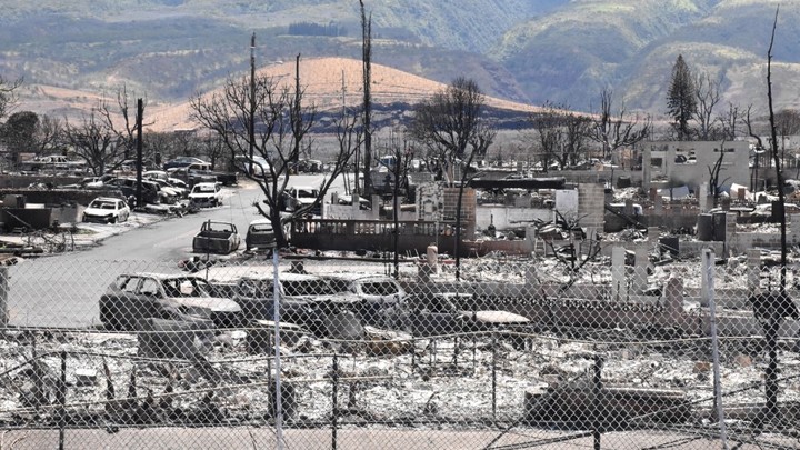 Байден добрался до сгоревших Гавайев: Встретили с плакатами