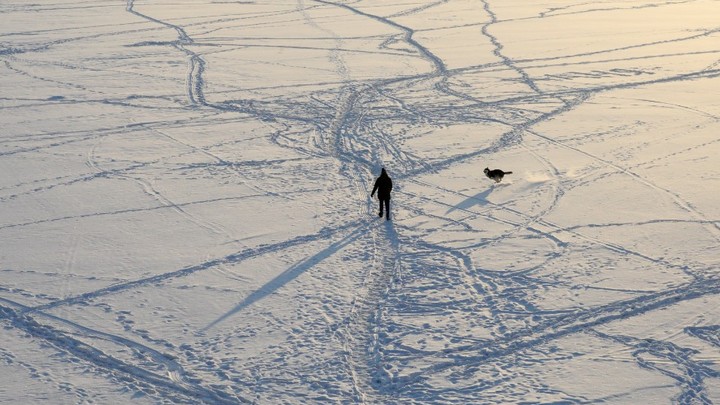 На Чукотке под лёд провалилась семья. Ребёнка спасли оленеводы, но радость была недолгой