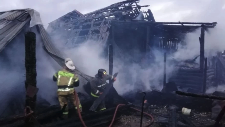 В Челябинской области при пожаре в частном секторе погибли 3 человека