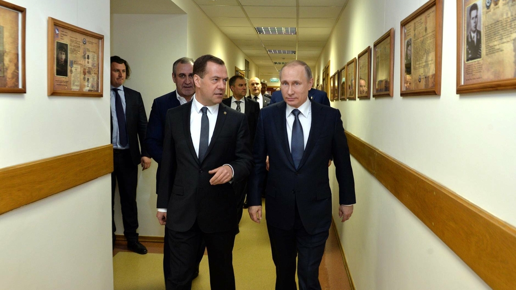 Путин и Медведев следят за турниром по боевому самбо в Сочи Путин и Медведев следят за турниром по боевому самбо в Сочи