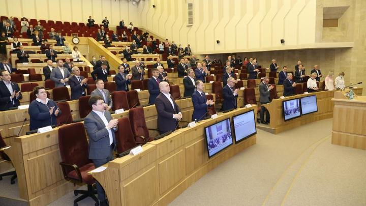 Депутаты Заксобрания НСО аплодисментами поддержали решение Путина о военной спецоперации