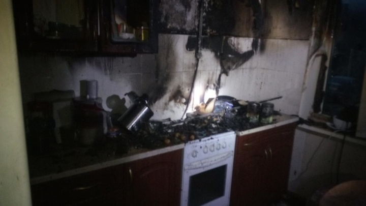 В Челябинской области спасатели вывели из горящего дома 22 человека