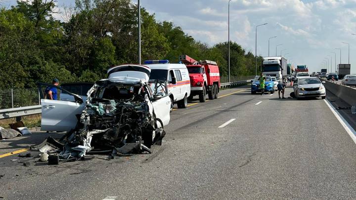 В Ростовской области при столкновении трёх автомобилей погиб водитель